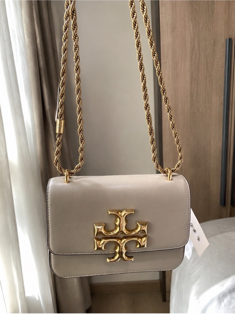 Tory Burch Cream Crossbody Bag with Gold Logo and Chain - Picture 2 of 4